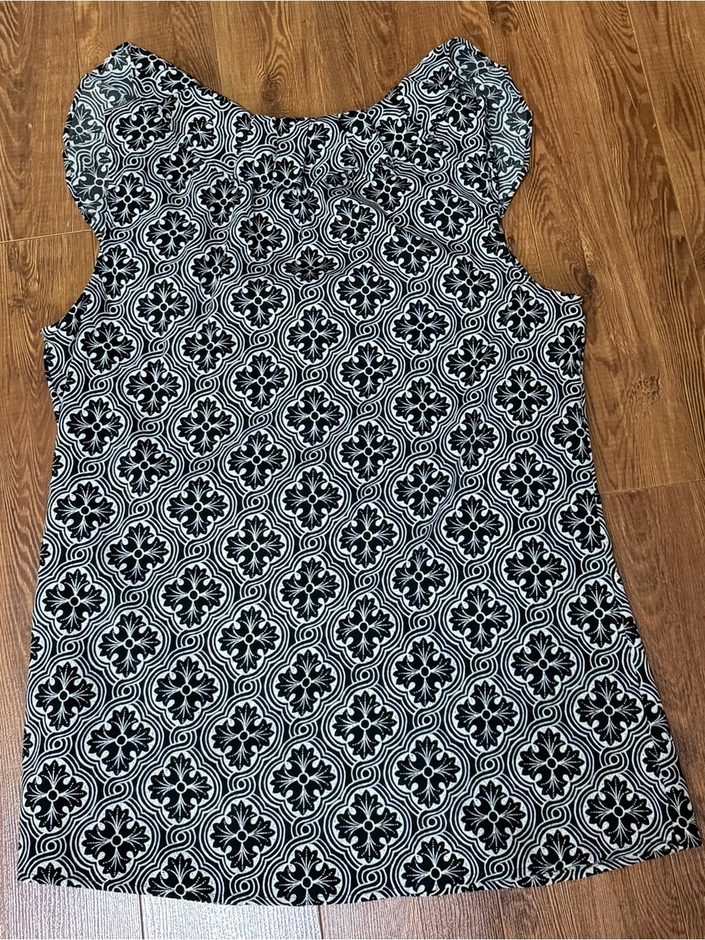 Women’s Sleeveless Blouse by Banana Republic - Size Medium - Ruffle Accents - Picture 6 of 6
